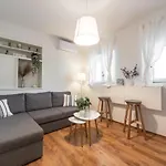 Apartment Near Old Town, FREE Parking&Huge Garden