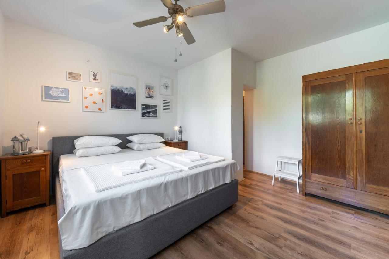 Near Old Town, Free Parking & Huge Garden Apartment *